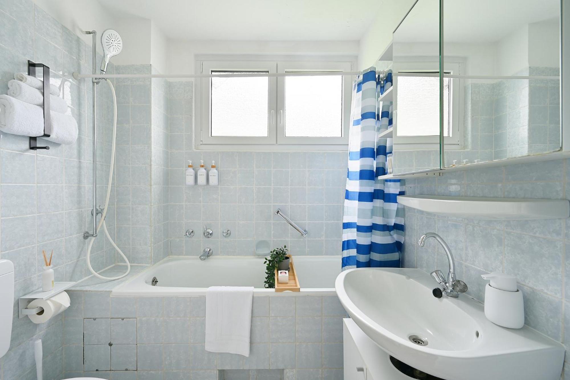 Apartment Beautiful And Stylish 1-bedroom With Kitchen And King Size Bed Wuppertal